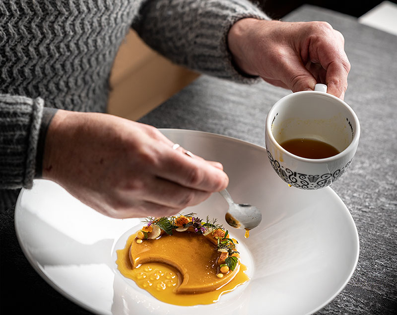 Haubenkoch Rainer Maria Stranzinger beim Anrichten eines wunderbaren Tellers
